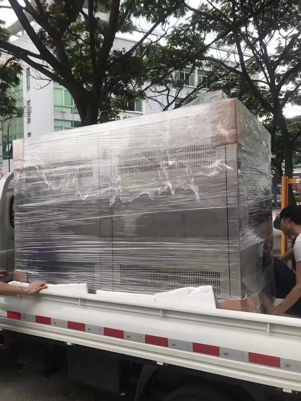 LED照明燈管燈具專用，雙85試驗(yàn)/高低溫濕熱循環(huán)試驗(yàn)箱打包裝車送往客戶單位